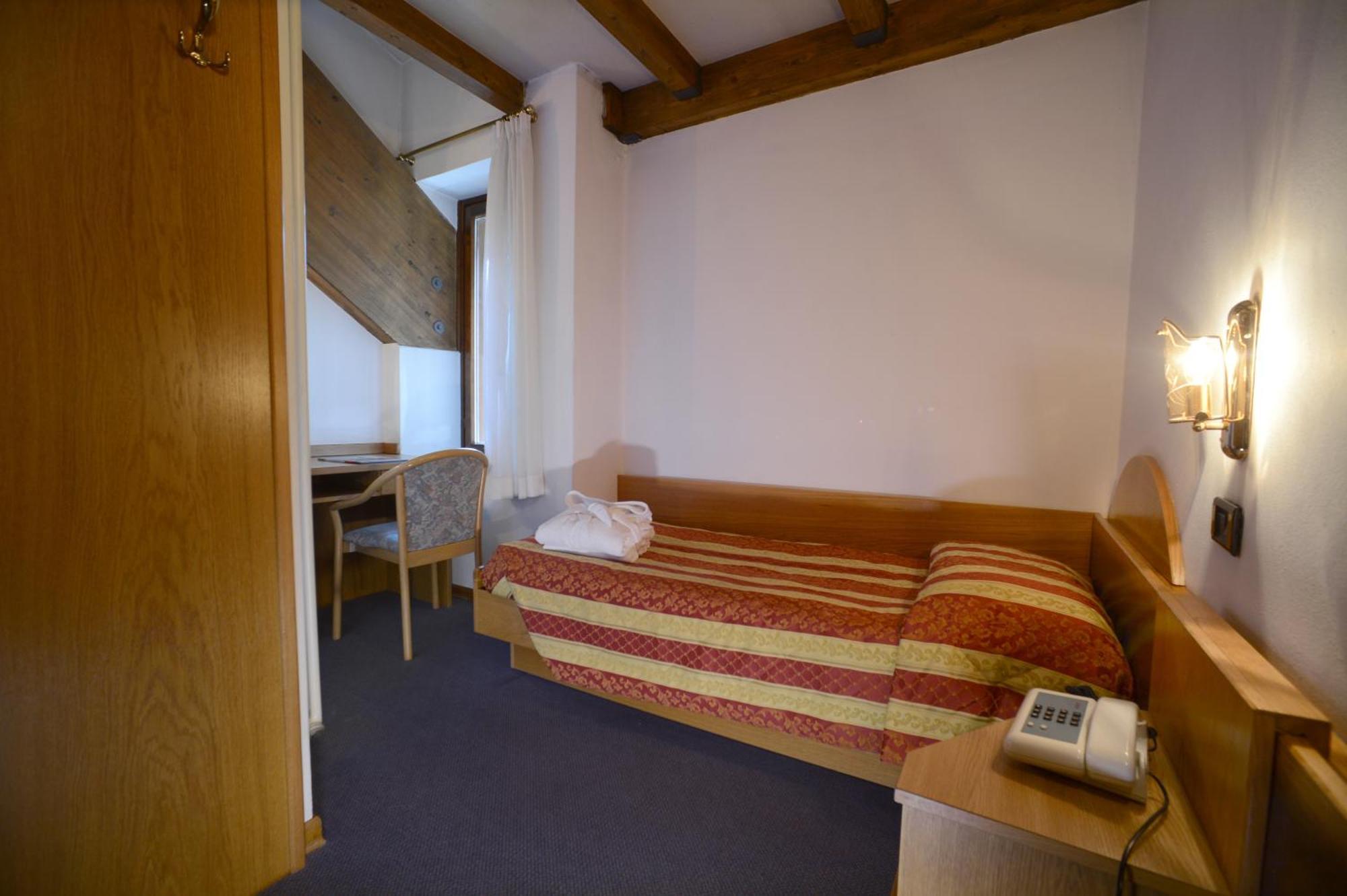 Hotel Margherita Сан-Мартіно-ді-Кастроцца Номер фото